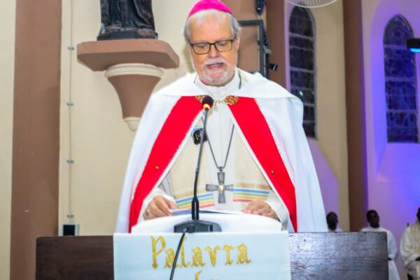 “DURANTE OS 50 ANOS DA INDEPENDÊNCIA A EDUCAÇÃO DEU PASSOS SIGNIFICATIVOS, MAS HOJE ENFERMA DE MALES” – DEFENDE O ARCEBISPO DA BEIRA