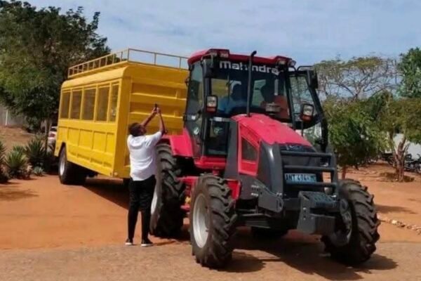 ANALISTAS CRITICAM A ALOCAÇÃO DE TRATORES PARA TRANSPORTE DE PASSAGEIROS Uso de trator como transporte em Mocambique