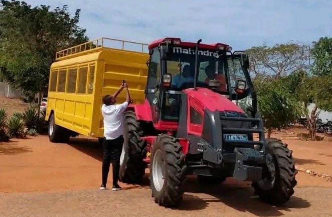 Uso de trator como transporte em Mocambique