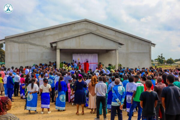 DOM CONSTANTINO INAUGURA NOVO LOCAL DE CULTO DA PARÓQUIA SÃO PEDRO CLAVER