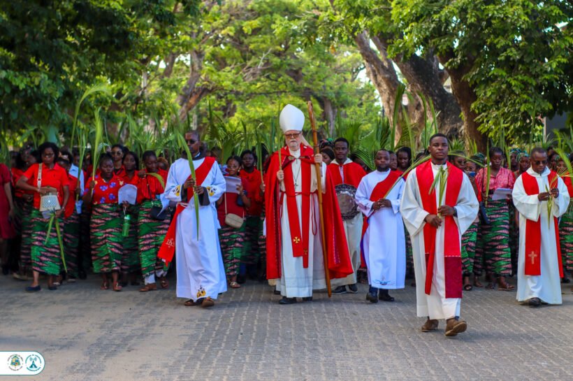 “VIVER A SEMANA SANTA COM CONFIANÇA E AMOR” – é o convite do Arcebispo da Beira na celebração do Domingo de Ramos